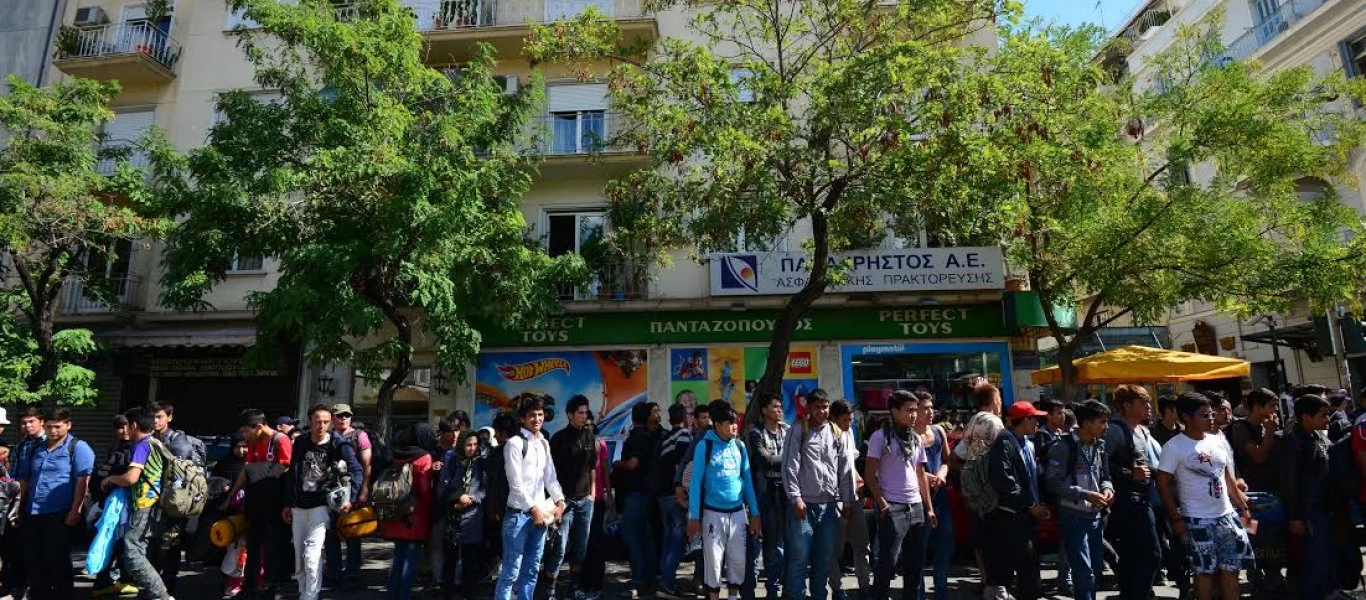 Οι Έλληνες καραντίνα, οι αλλοδαποί... συνωστίζονται σε παράνομο παζάρι (φώτο)